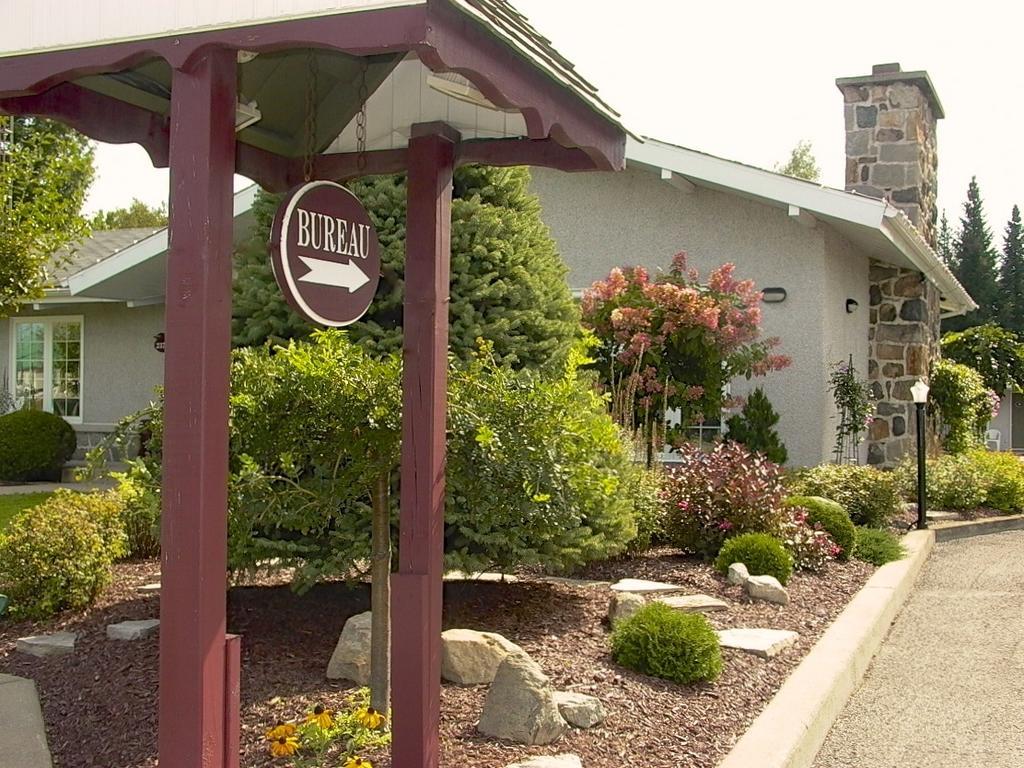 Motel La Cheminee Saint-Jerome Eksteriør billede